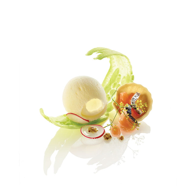 HELADO DE CITRONELA, SABLÉ DE SALMÓN CON FLOR DE ENELDO, MOSTAZA A LA ANTIGUA Y PEPINO AMARGO