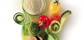 HELADO DE YOGUR DE LECHE DE OVEJA BIO, HELADO DE TOMATE, SURTIDO DE TOMATES VERDES, ROJOS Y AMARILLOS, ESPIRALES DE PEPINO, ALBAHACA Y AJO NEGRO