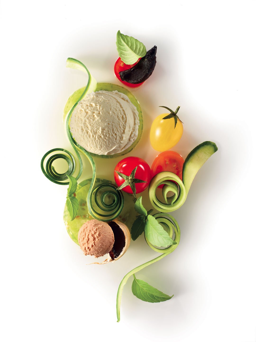 Glace yaourt au lait de brebis bio, glace tomate, tarentelles de tomates vertes, rouges et jaunes, tagliatelles de concombres, basilic et ail noir