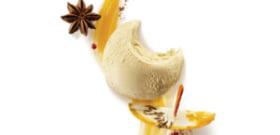 Glace riz au lait sur coulis exotique et épices (cannelle, carvi, curcuma, poivre rose, badian, paprika doux) et feuille azyme