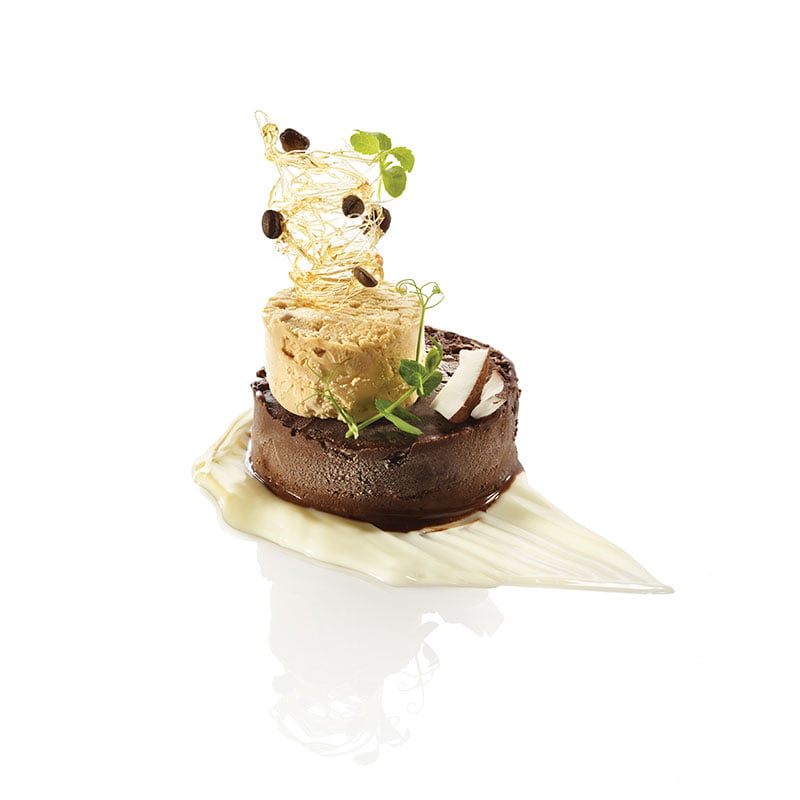 Pavé glace chocolat vegan, cylindre glace café vegan, posés sur une crème lait amande, cheveux d’ange et grains de café stevia et copeaux de noix de coco