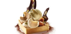 Trio de sorbets pistache, amande, noisette, dans sa coque de pâte brisée, mendiants et fruits secs caramélisés