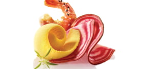 SORBETE DE MANGO, JENGIBRE, REMOLACHA DE CHIOGGIA, GAMBAS CON SÉSAMO Y HOJAS DE VERBENA