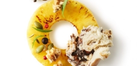 Ananas rôti aux épices, éclats de granola, mendiants, et glace banane coulis cacao noisette