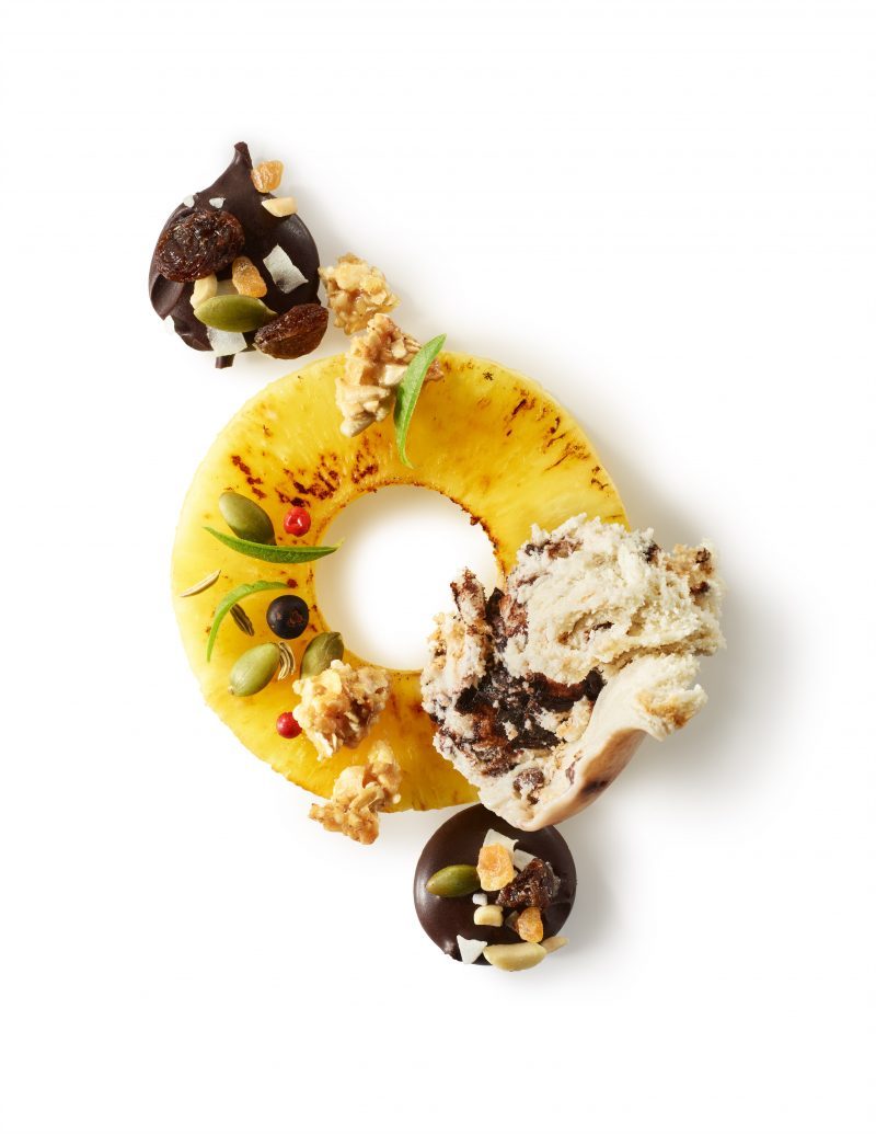 Ananas rôti aux épices, éclats de granola, mendiants, et glace banane coulis cacao noisette