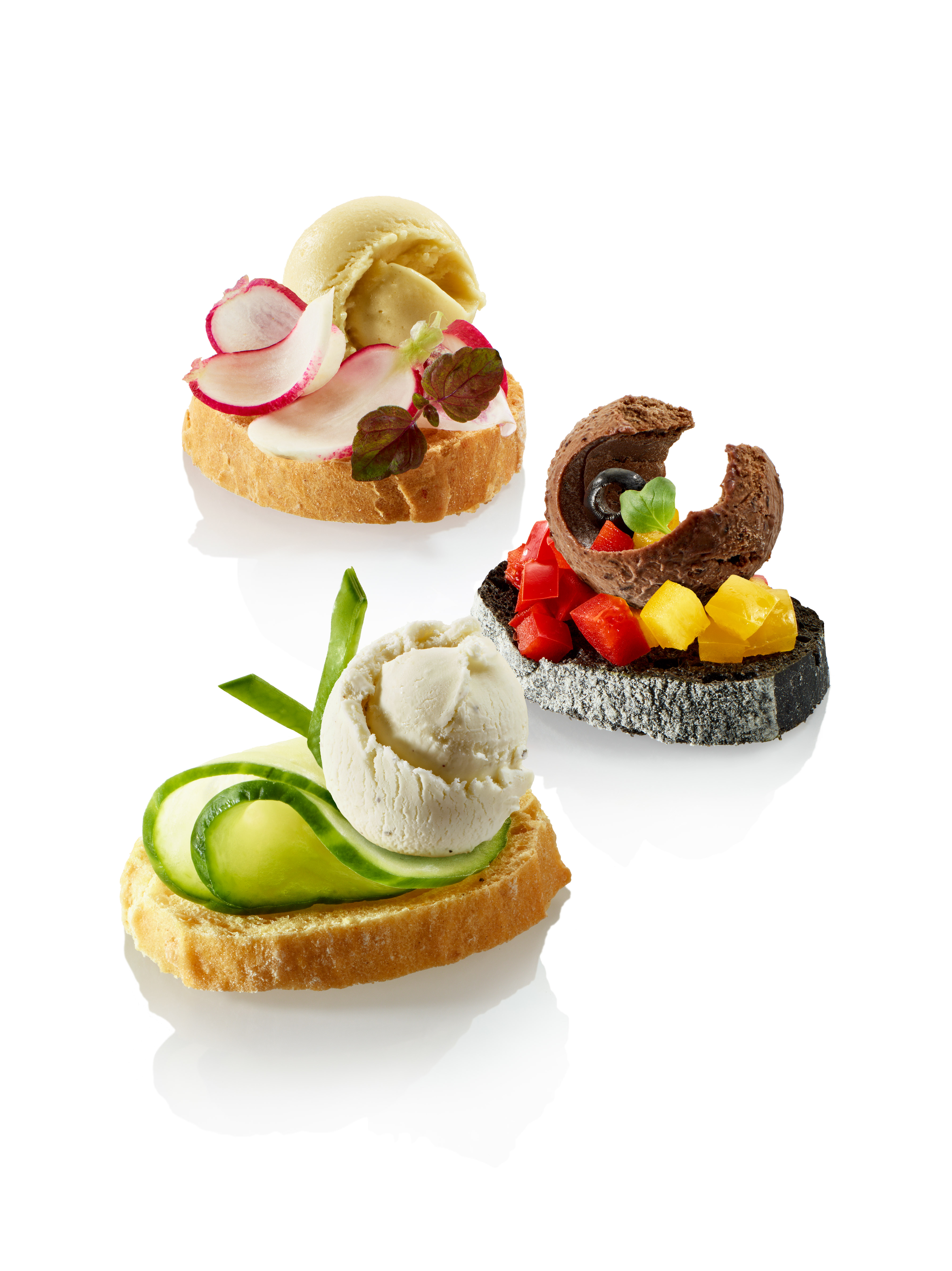 TAPAS À BASE DE PAIN GARNI DE CONCOMBRE ET GLACE TZATZIKI; RADIS, ENDIVES ET SORBET HOUMOUS; POIVRONS ROUGES ET JAUNES ET GLACE TAPENADE