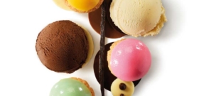 SURTIDO DE PETITS CHOUX, TEJAS DE CHOCOLATE (NEGRO, BLANCO Y CON LECHE), VAINA DE VAINILLA Y HELADO DE VAINILLA Y DE CHOCOLATE
