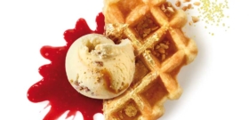 GOFRE TOSTADO CON UNA LAMINA DE ORO, COULIS DE FRAMBUESA Y HELADO DE VAINILLA PECÁN FUDGE