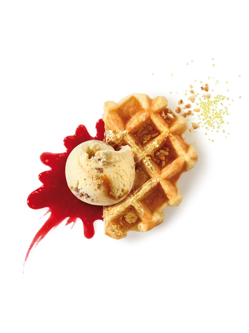 GOFRE TOSTADO CON UNA LAMINA DE ORO, COULIS DE FRAMBUESA Y HELADO DE VAINILLA PECÁN FUDGE
