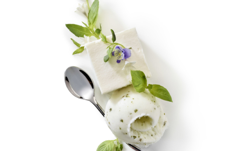 TALLO DE ALBAHACA TAILANDESA, VACHERIN CÚBICO FRAMBUESA, SORBETE DE ALBAHACA, FRAMBUESA Y FLORES