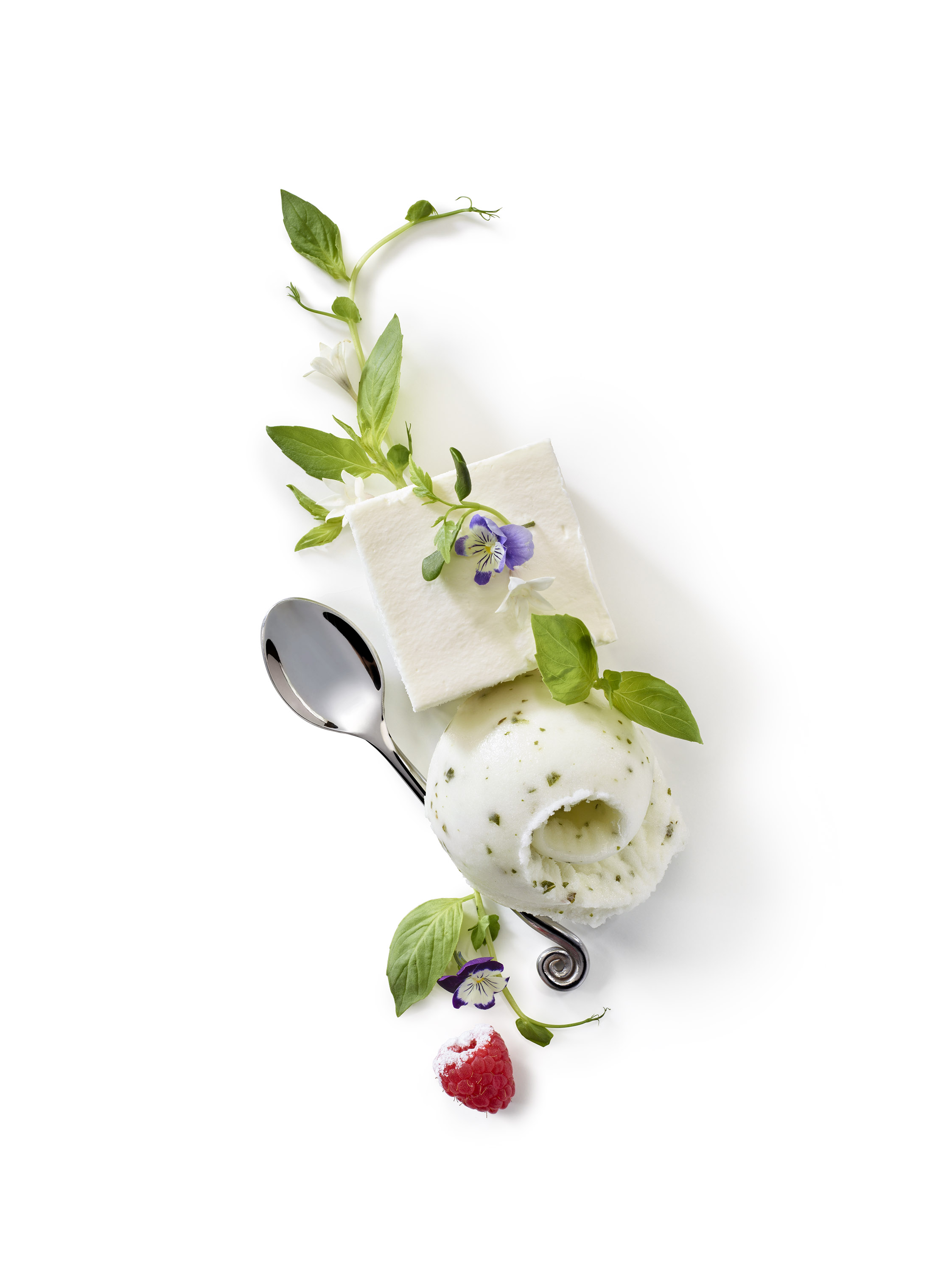 TALLO DE ALBAHACA TAILANDESA, VACHERIN CÚBICO FRAMBUESA, SORBETE DE ALBAHACA, FRAMBUESA Y FLORES
