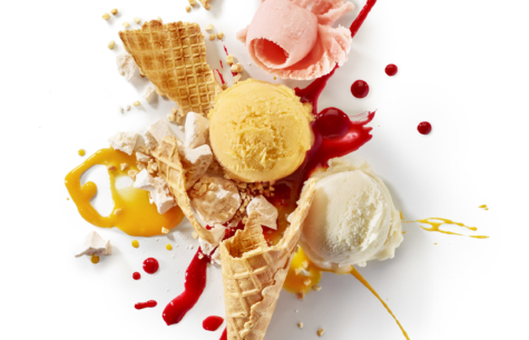 Oeuvre picturale d'un cornet aux sorbets aux fruits du verger, coulis et topping