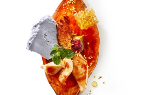 Tranche de patate douce sautée, poulet caramélisé, glace Miel lavande, pain d'épices rôti...