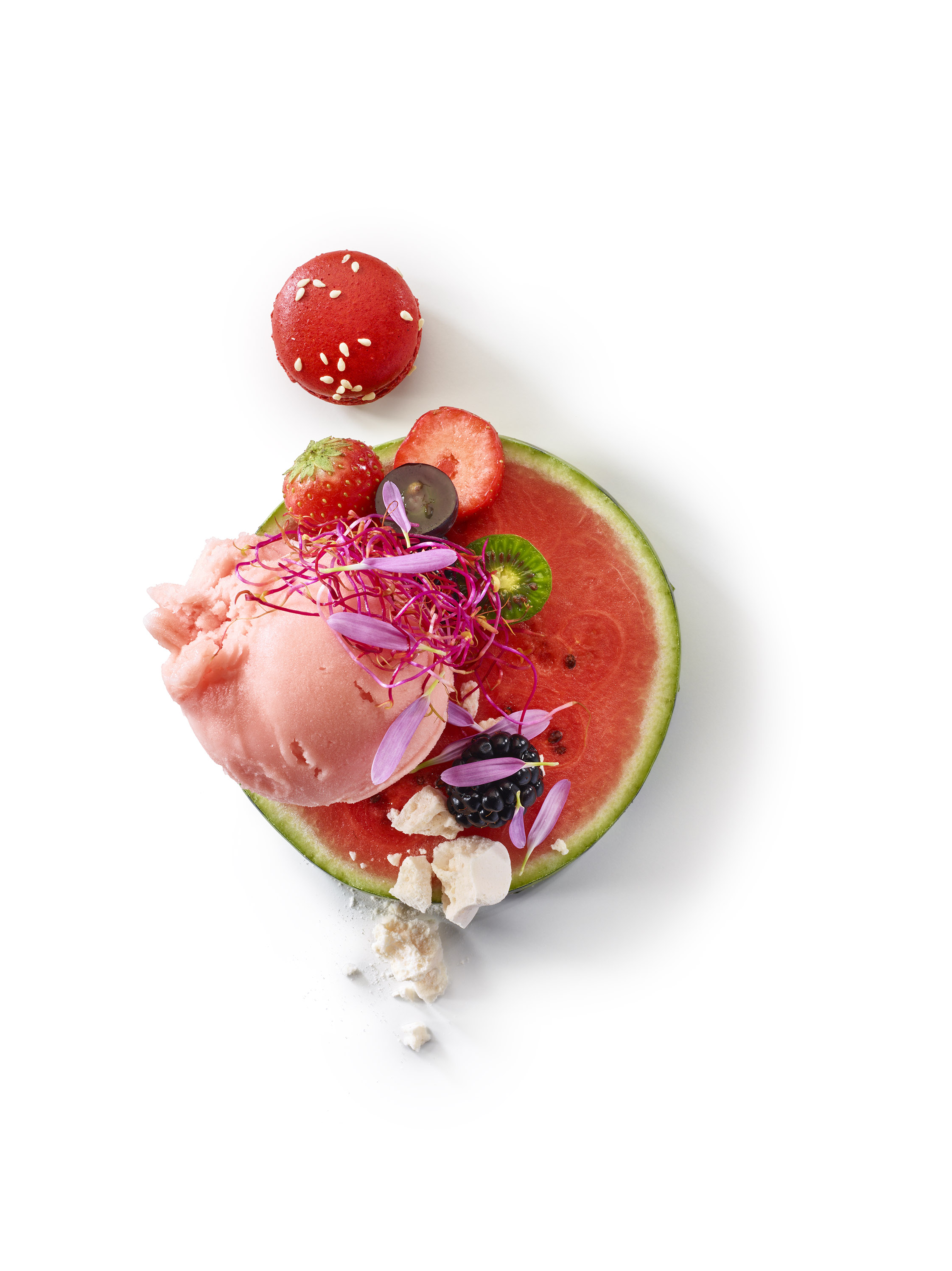 Rondelle de pastèque, mix de fruits et de fleurs, sorbet Pastèque et Macaron fraise