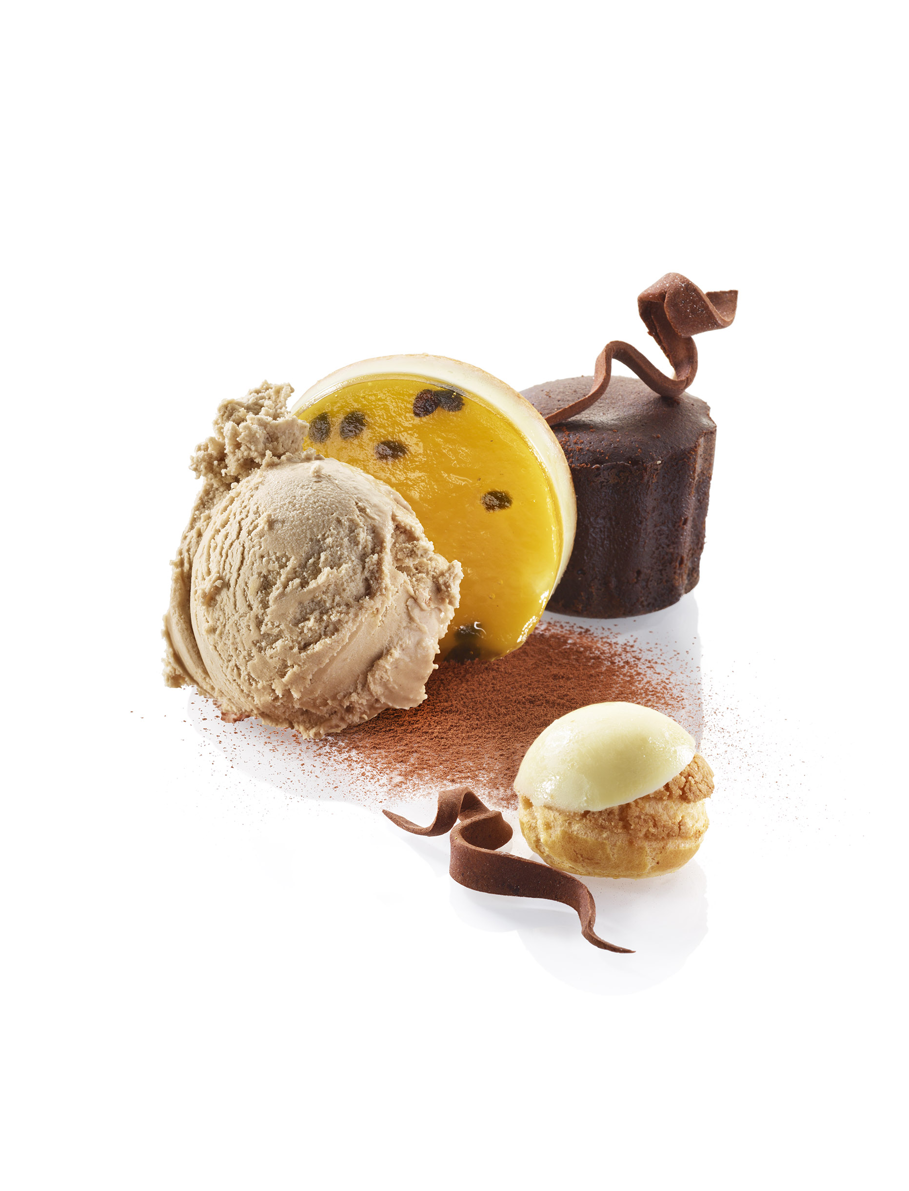 Mignardises de fin d'année : Mi-cuit cannelé, Palet chocolat passion, Choux vanille grand cru et glace au lait frais Praliné prestige